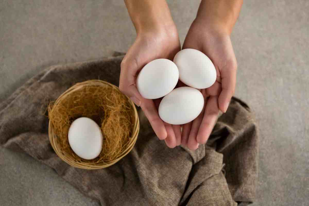 Manos de mujer sosteniendo tres huevos